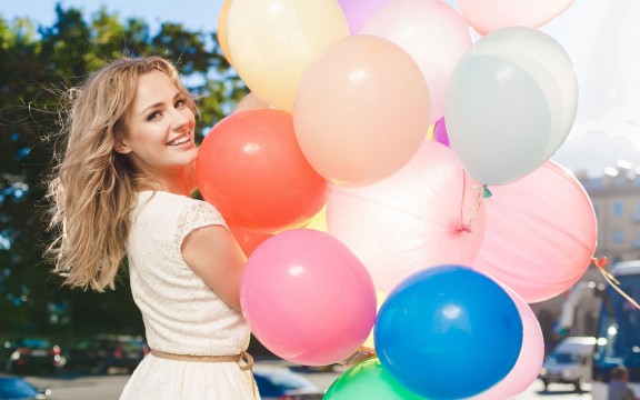 happy_girl_with_ballons_wallpaper_backgrounds